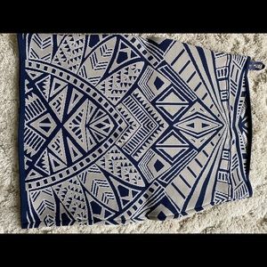 Gorgeous navy and beige BCBG bando skirt